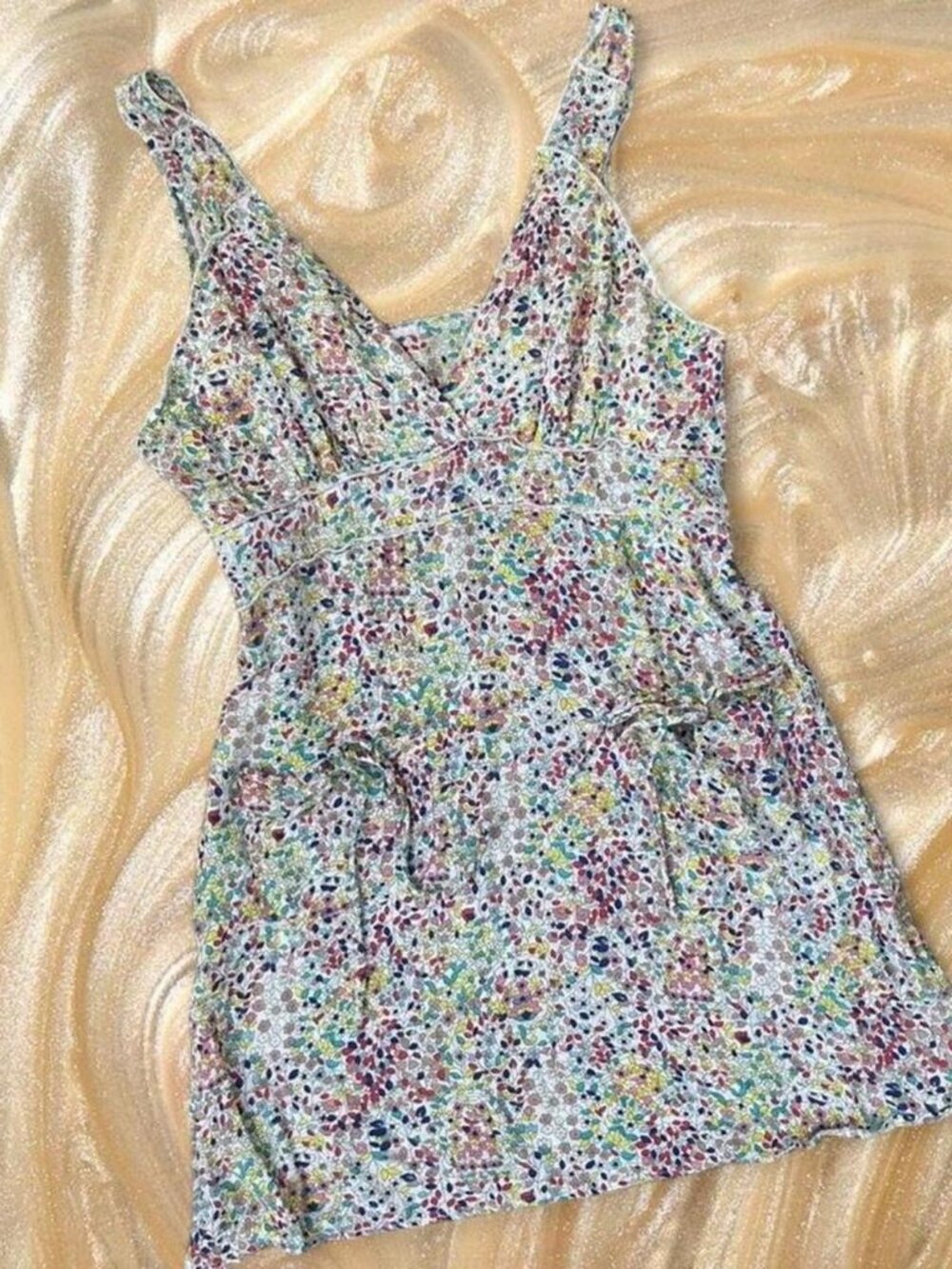 Cutest floral white & rainbow babydoll mini dress with empire waist ⭐️ pockets